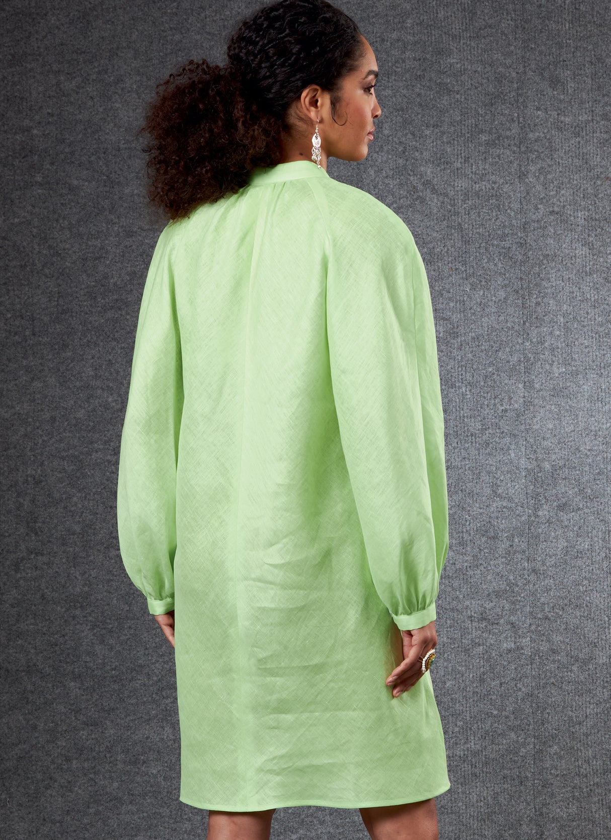 Patron Vogue n°1803 - Robe évasée avec col montant et manches raglan volumineuses