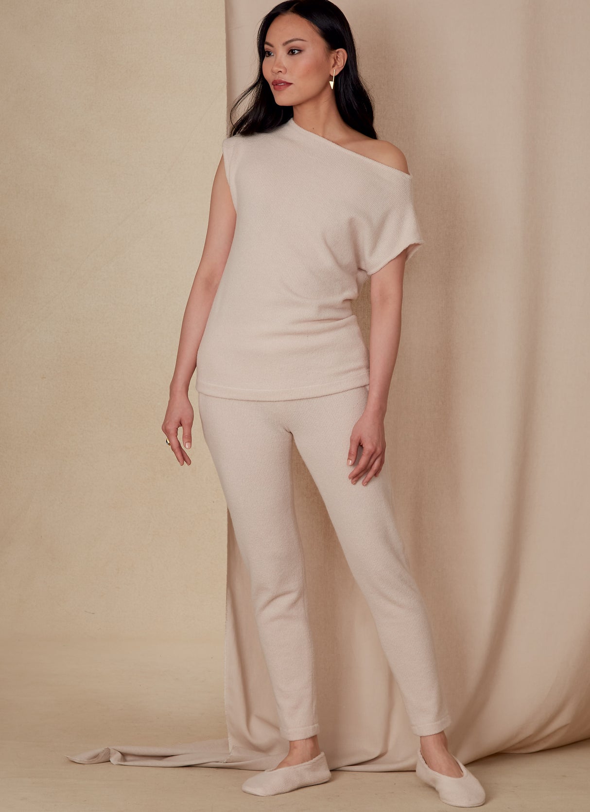 Patron Vogue n°1835 - Ensemble lounge pour femme : haut, pantalon et chaussons