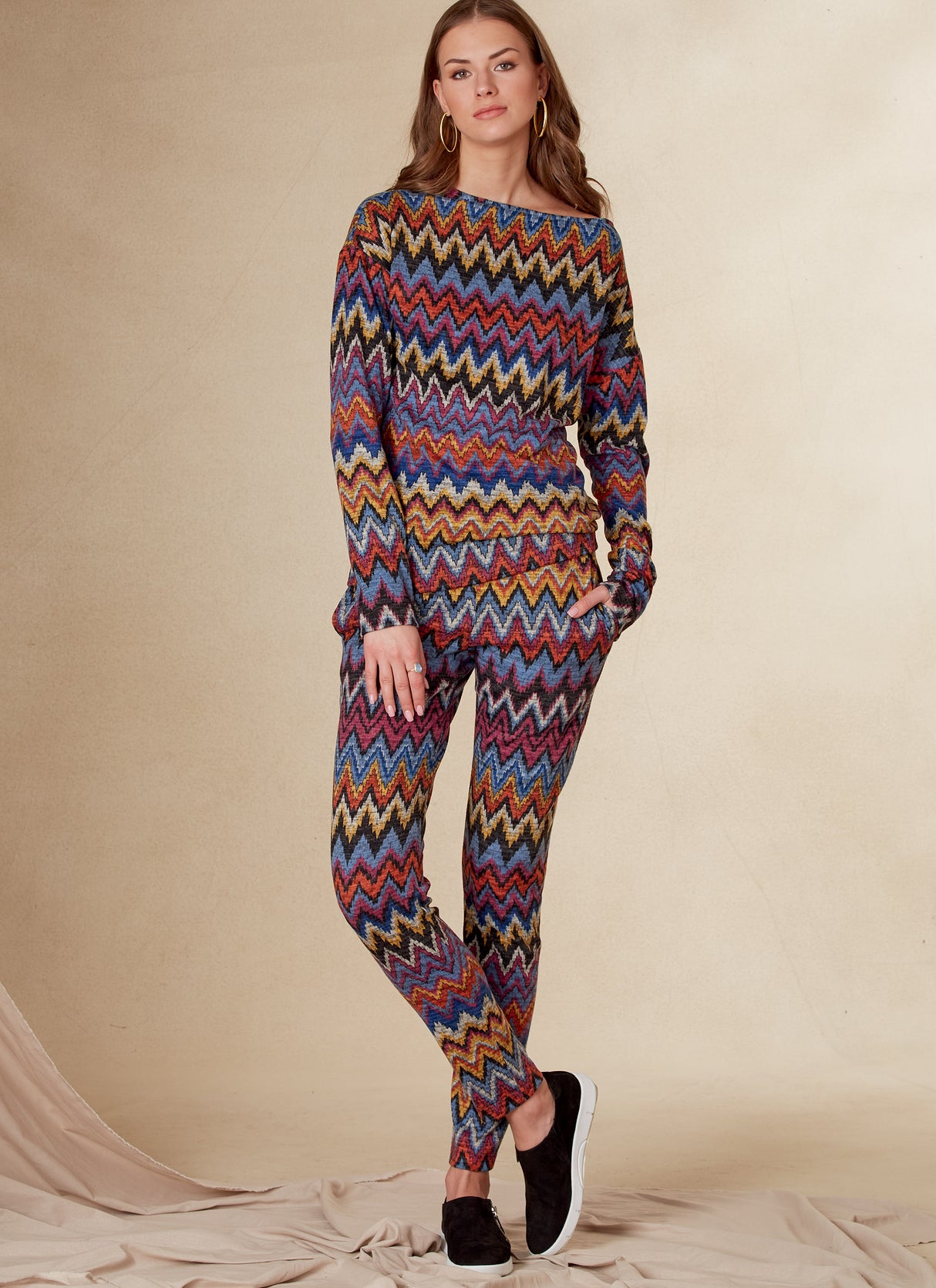 Patron Vogue n°1835 - Ensemble lounge pour femme : haut, pantalon et chaussons