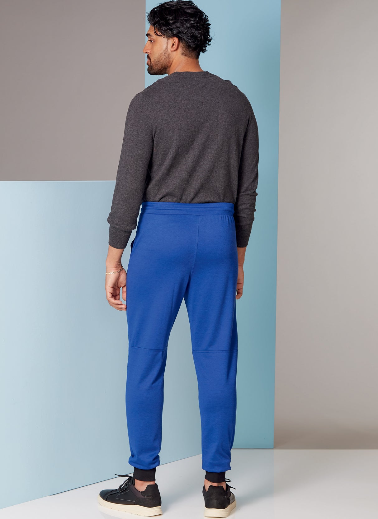 Patron Vogue n°1854 - Pantalon de jogging ajusté pour homme avec détails surpiqués