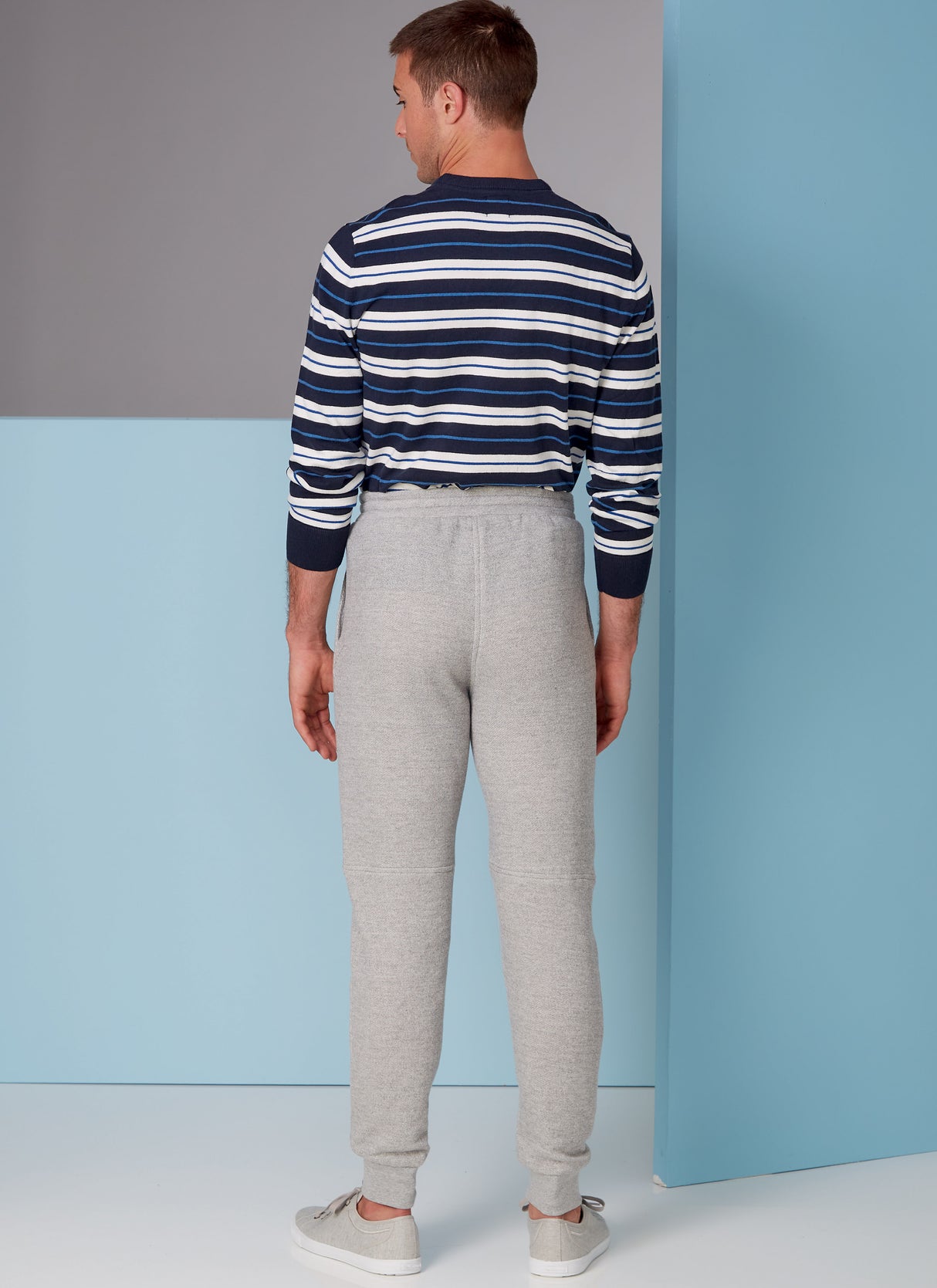 Patron Vogue n°1854 - Pantalon de jogging ajusté pour homme avec détails surpiqués