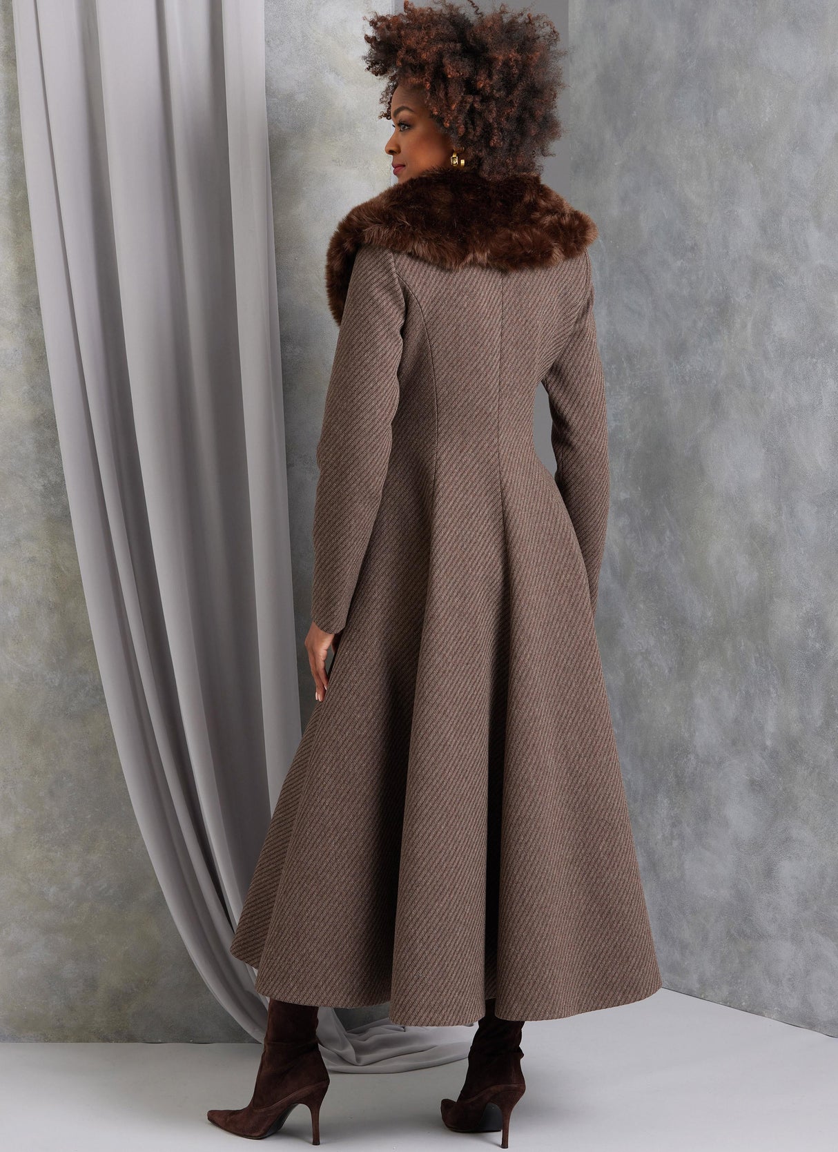 Patron Vogue n°1971 - Manteau ajusté doublé avec coutures princesse