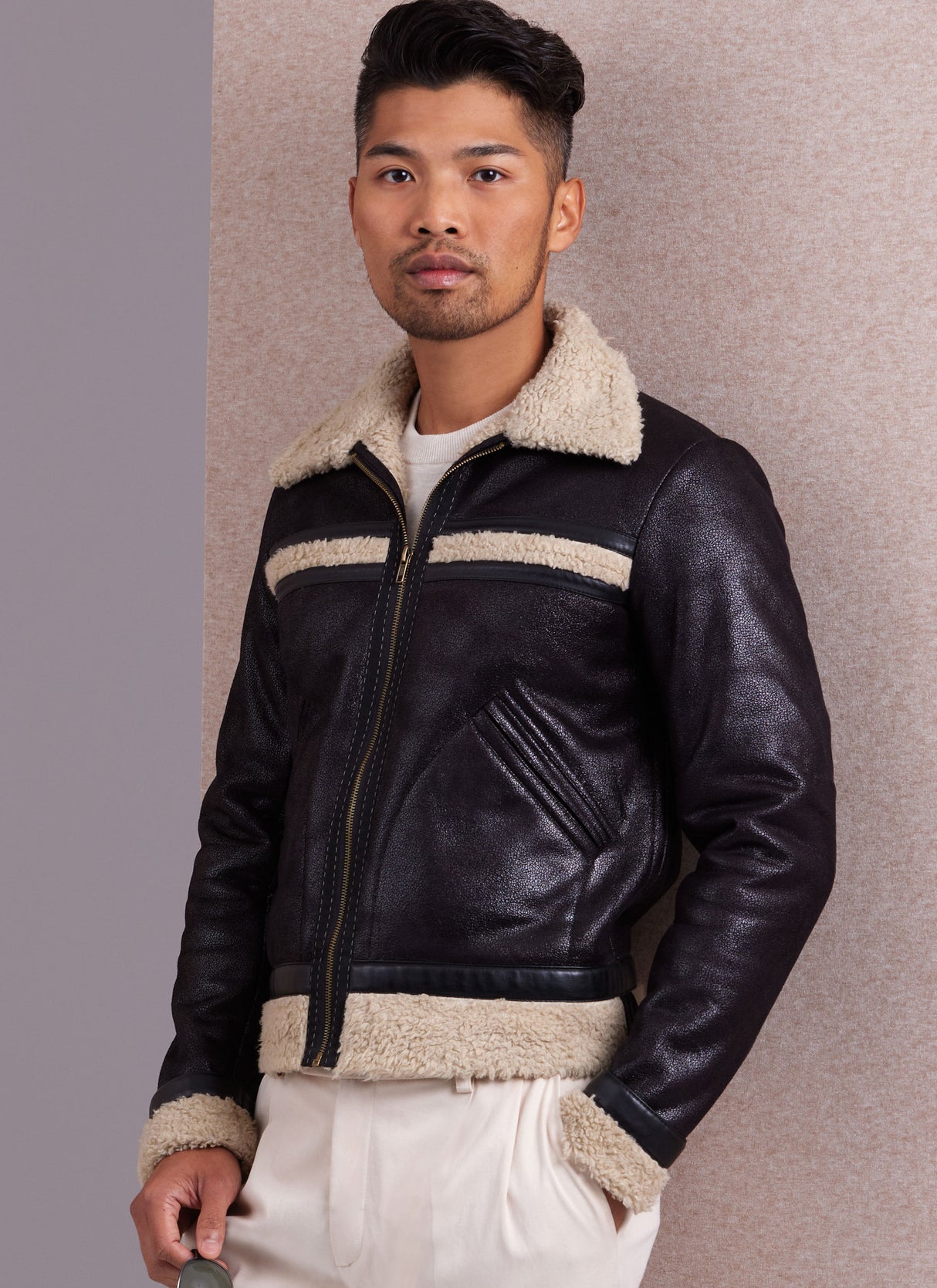 Patron Vogue n°1995 - Veste ajustée pour homme avec col pointu et détails contrastés