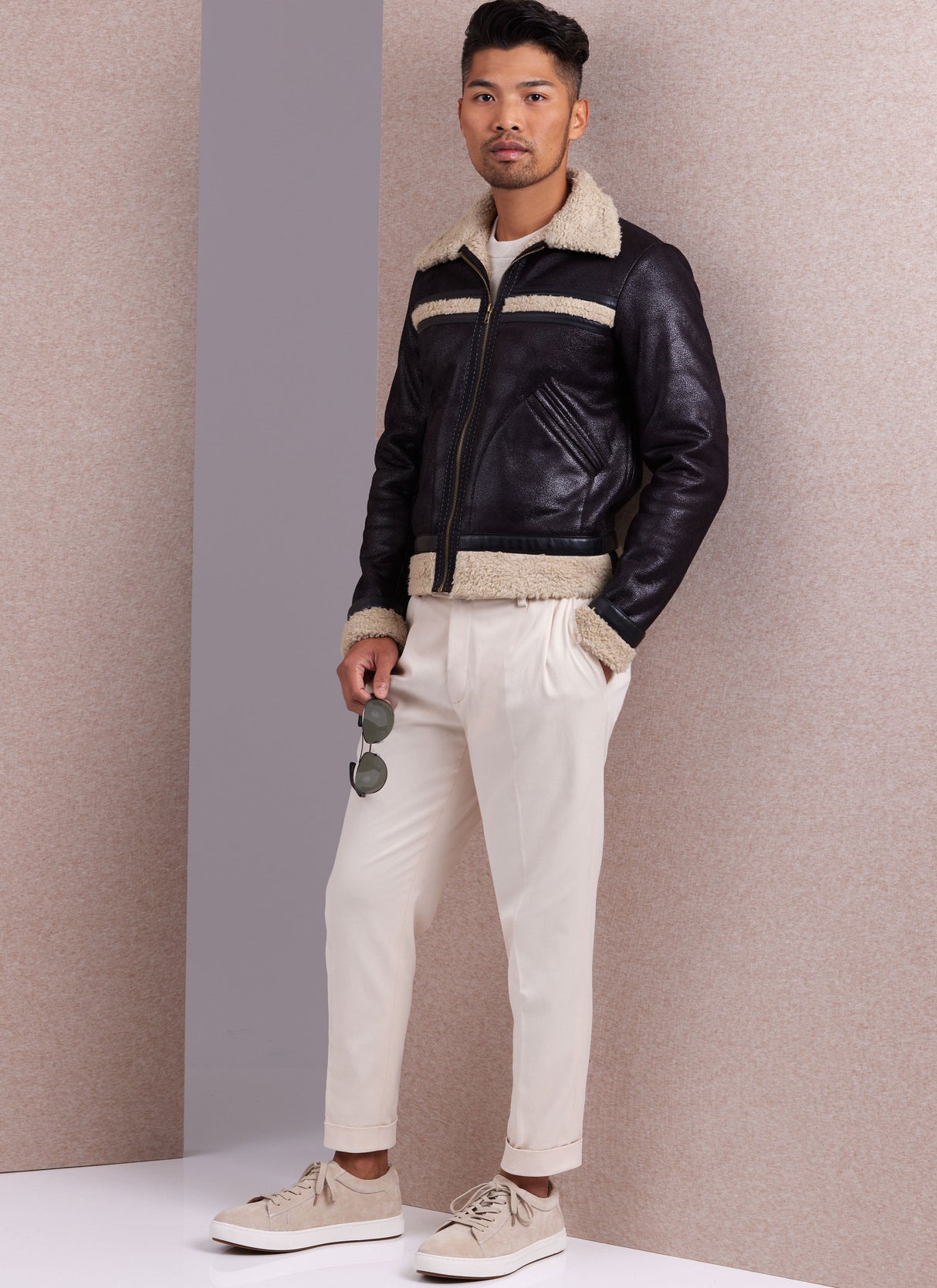 Patron Vogue n°1995 - Veste ajustée pour homme avec col pointu et détails contrastés