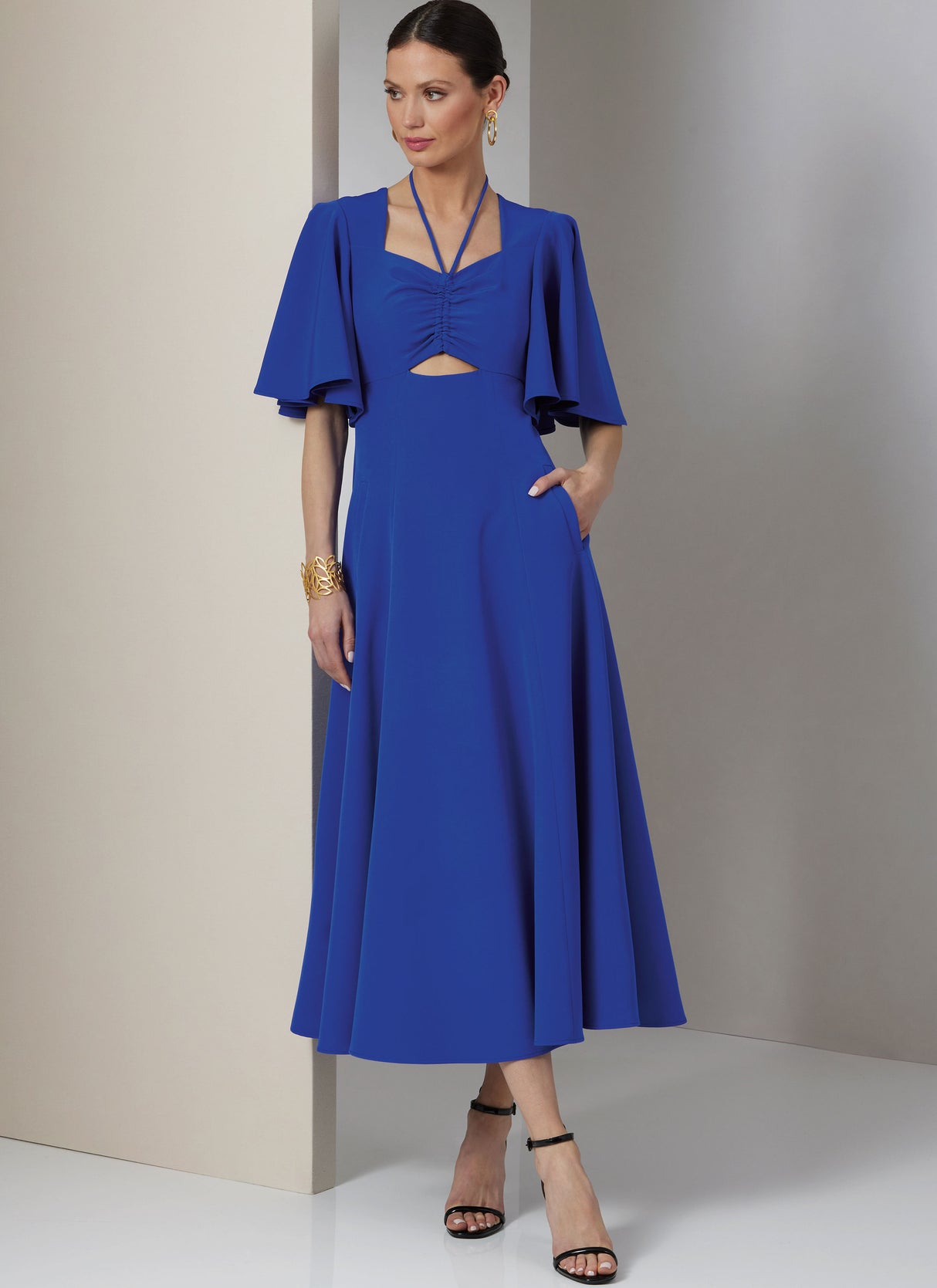 Patron Vogue n°2025 - Robe ajustée et évasée avec découpes et variations de manches