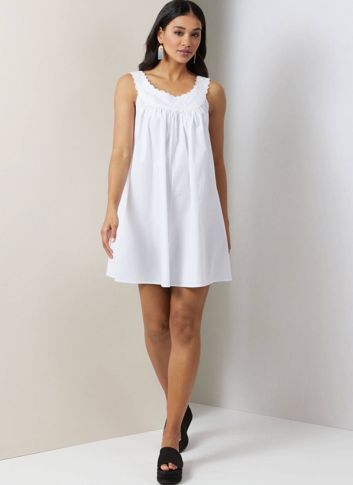 Patron Vogue n°2026 - Robe ample et évasée avec empiècement en dentelle