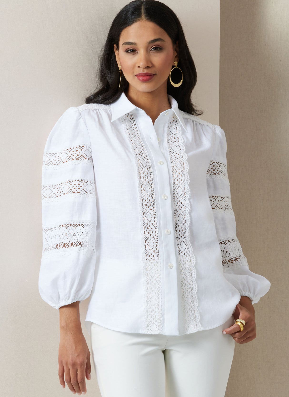 Patron Vogue n°2031 - Blouses élégantes avec col pointu et manches variées
