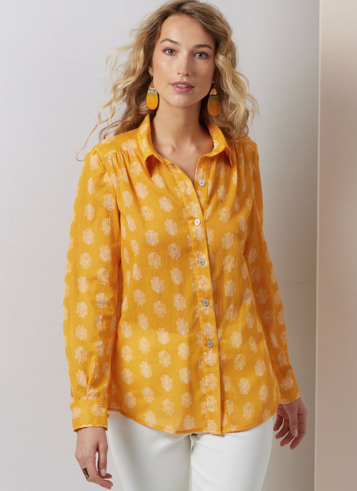 Patron Vogue n°2031 - Blouses élégantes avec col pointu et manches variées