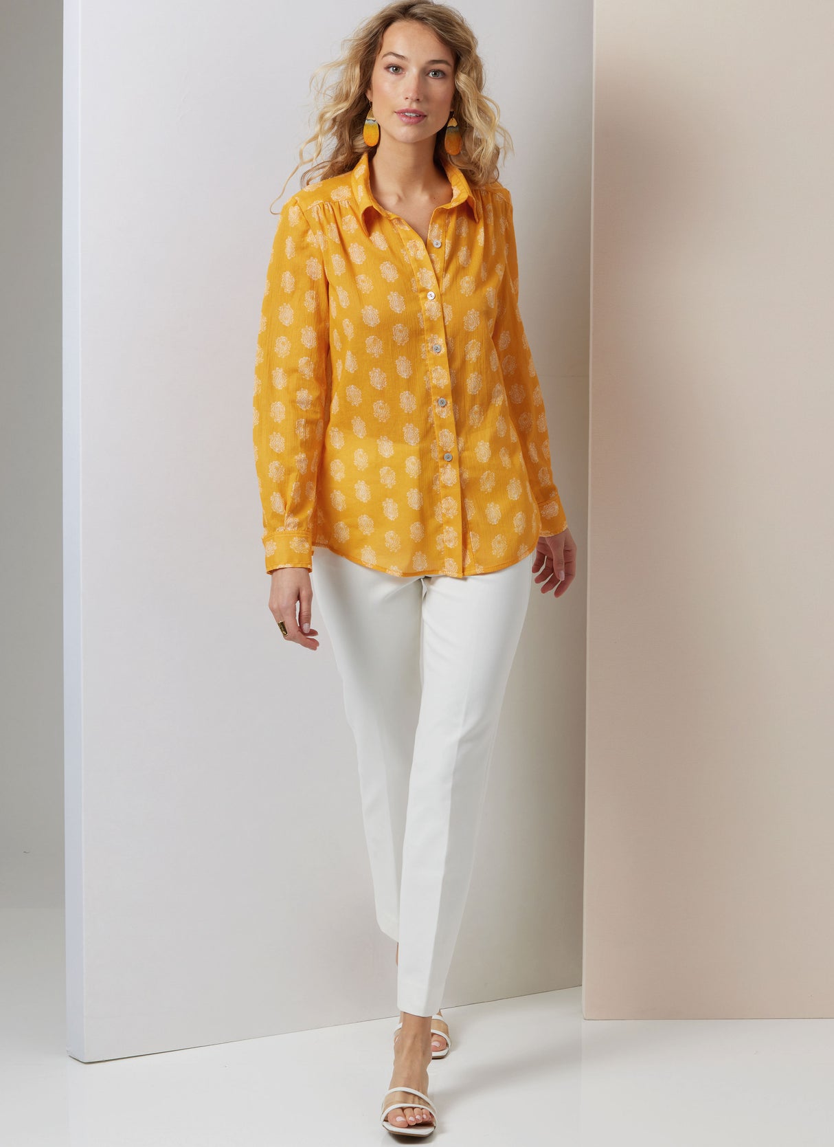 Patron Vogue n°2031 - Blouses élégantes avec col pointu et manches variées