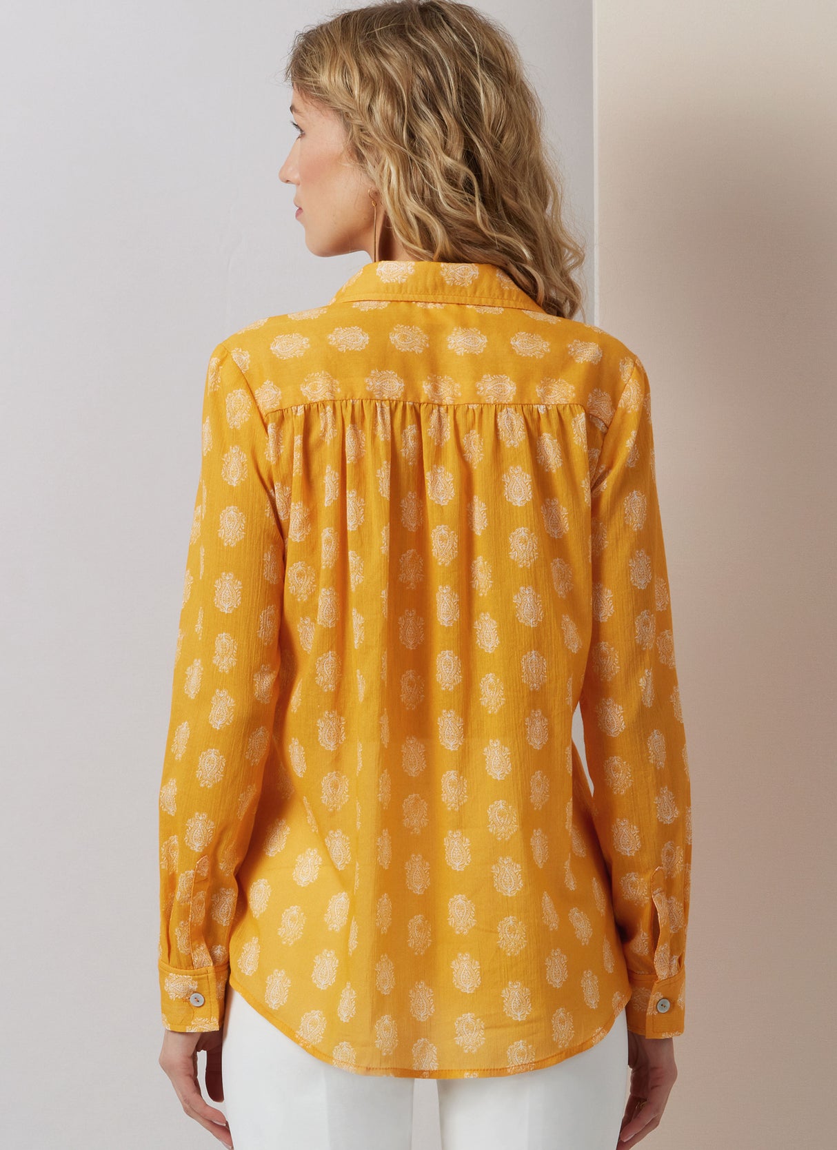 Patron Vogue n°2031 - Blouses élégantes avec col pointu et manches variées