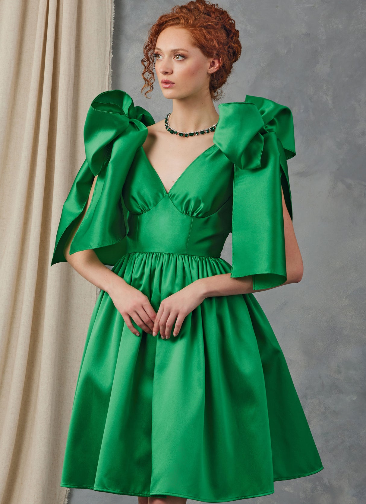 Patron Vogue n°2048 - Robe de soirée avec décolleté en V et nouages aux épaules