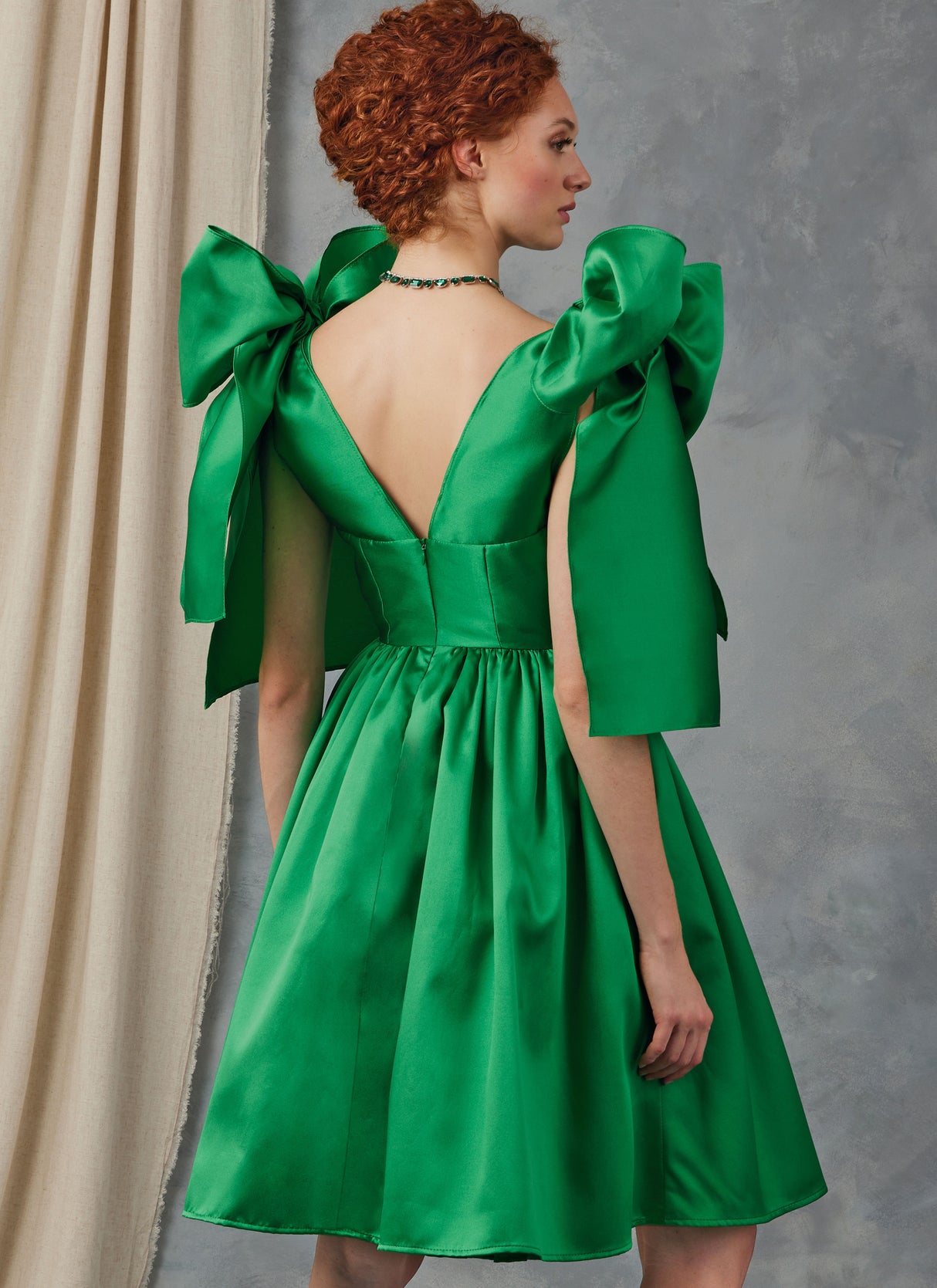 Patron Vogue n°2048 - Robe de soirée avec décolleté en V et nouages aux épaules