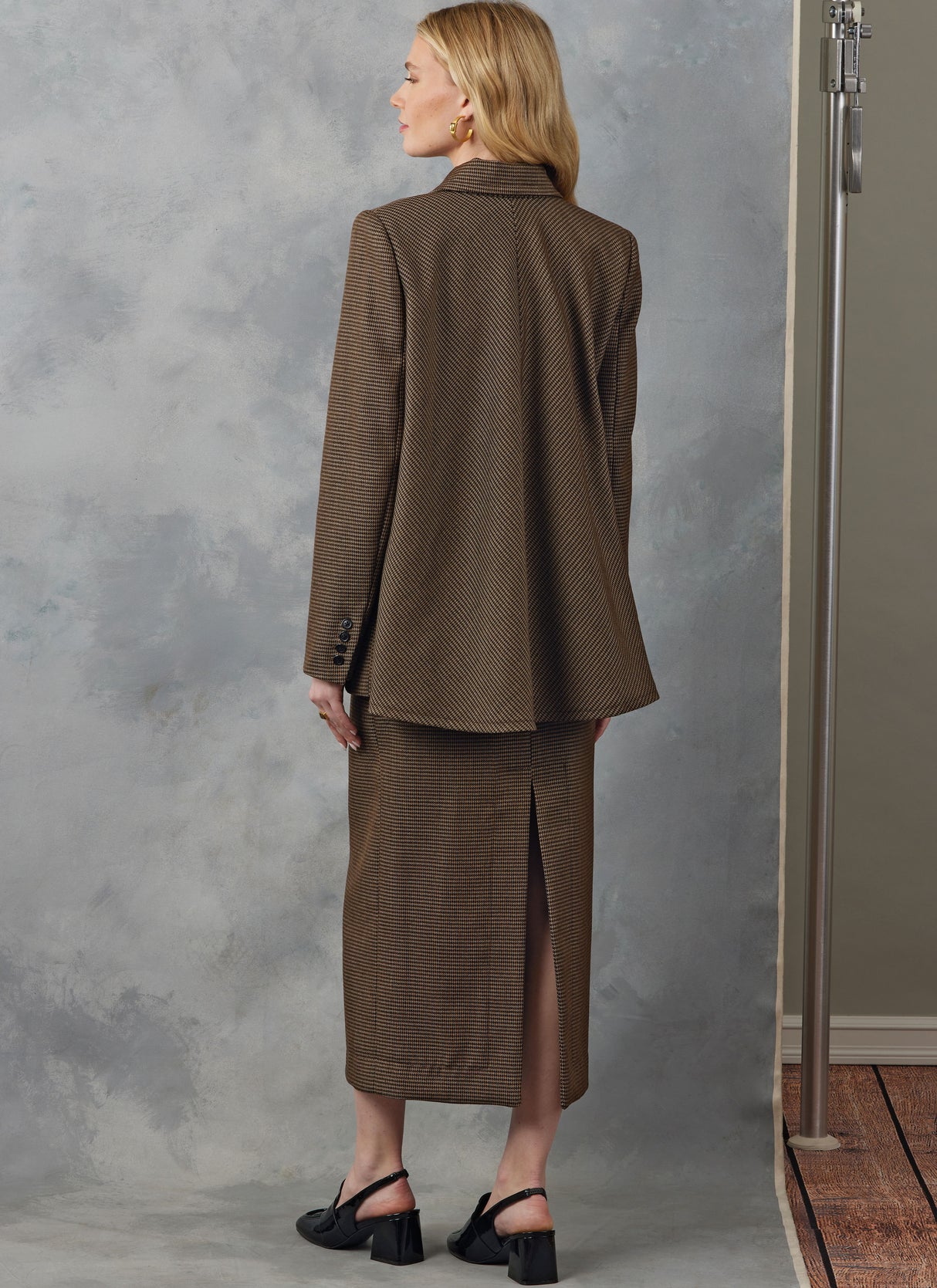 Patron Vogue n°2056 - Veste semi-ajustée avec dos cape et jupe fuselée