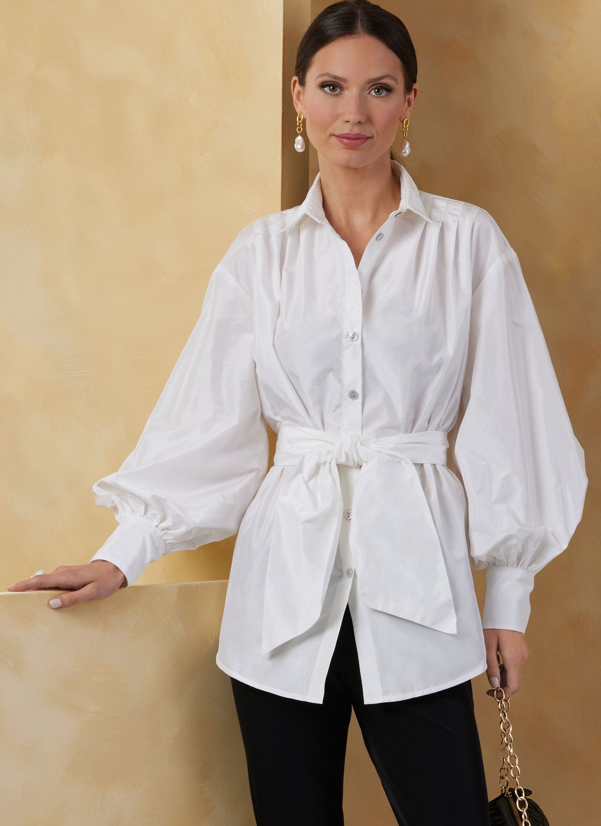 Patron Vogue n°2068 - Hauts amples avec col lavallière ou col classique et ceinture
