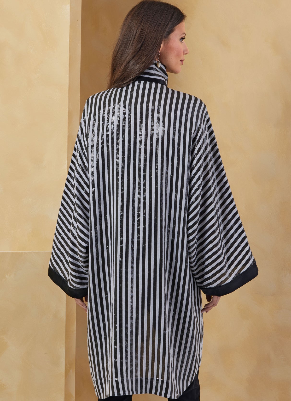 Patron Vogue n°2071 - Veste ample avec col montant noué et manches trois-quarts
