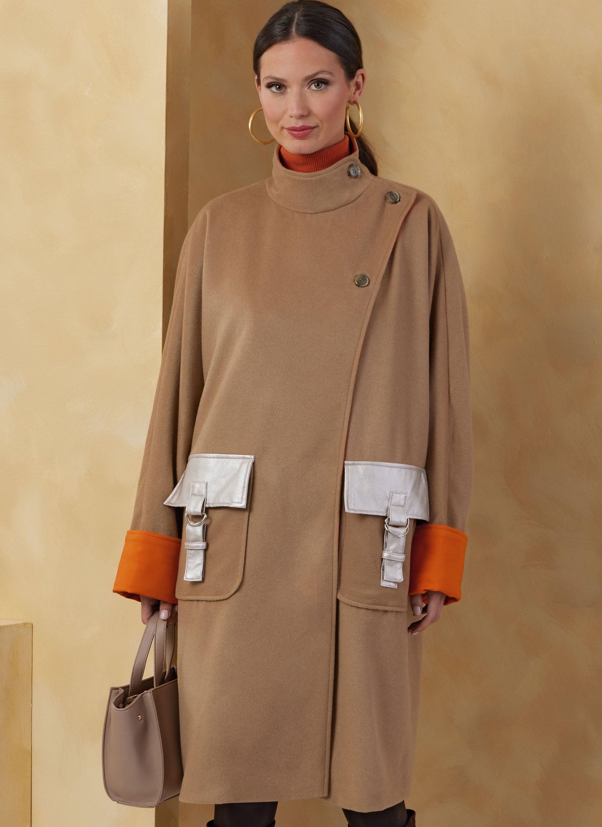 Patron Vogue n°2075 - Manteau ample avec manches dolman et options de col
