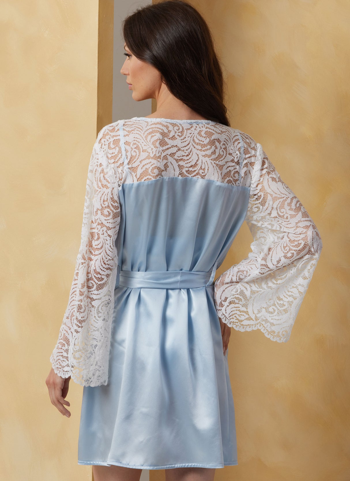Patron Vogue n°2077 - Robe de chambre et teddy élégants avec détails en dentelle