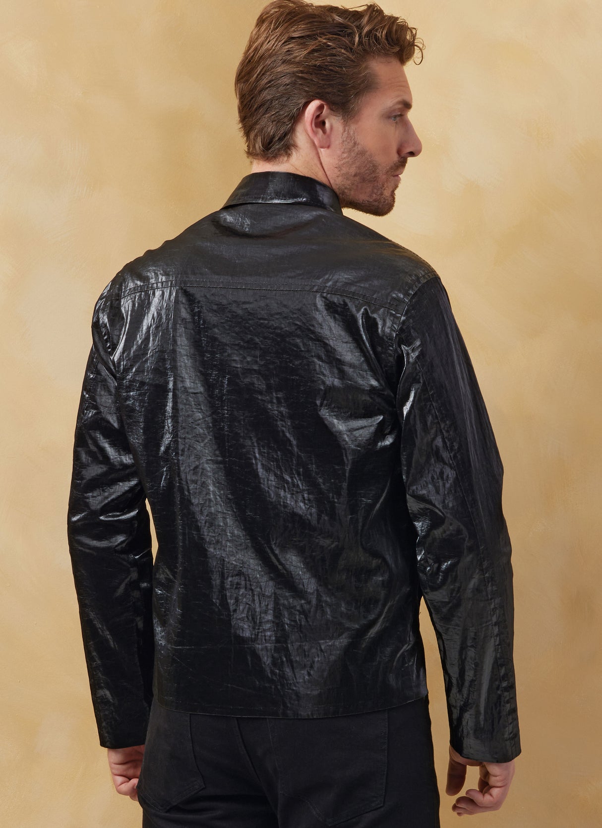 Patron Vogue n°2080 - Veste ajustée pour homme avec détails contemporains
