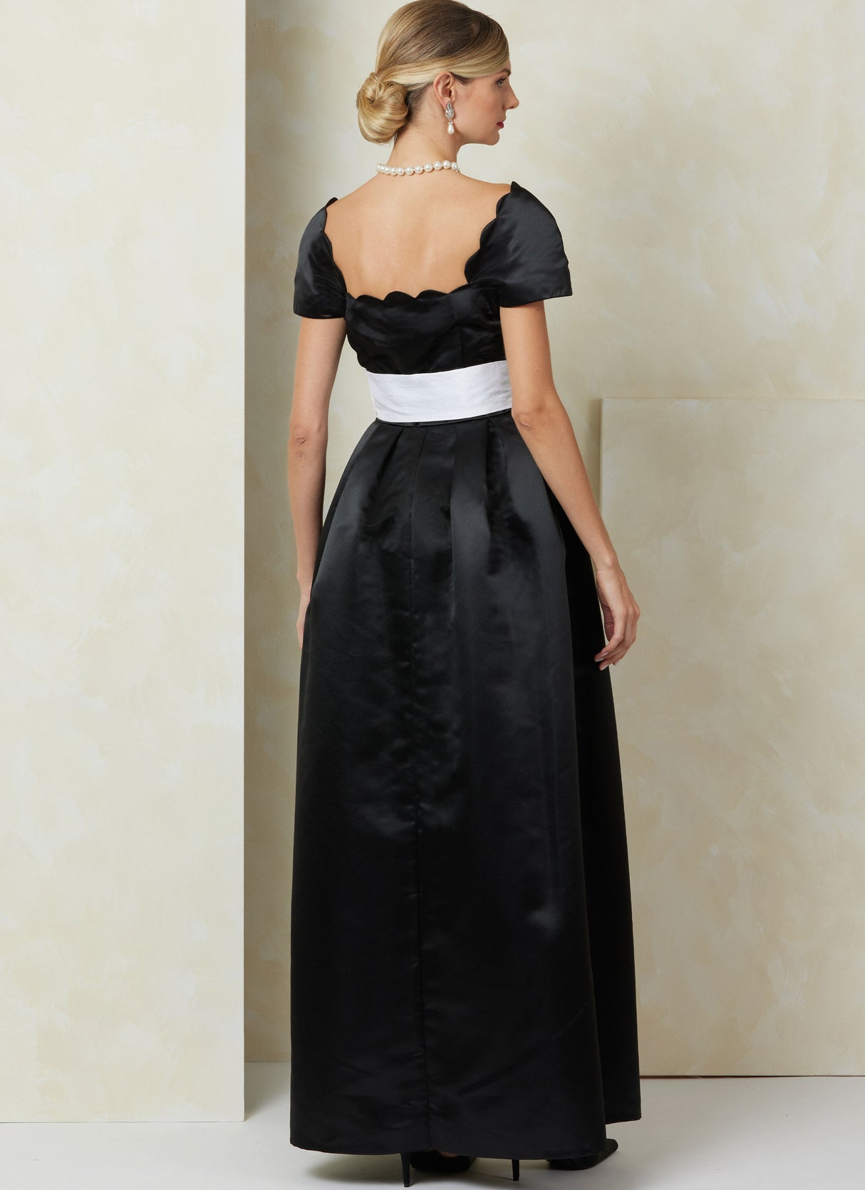 Patron Vogue n°2101 - Robe vintage à encolure festonnée et ceinture nouée