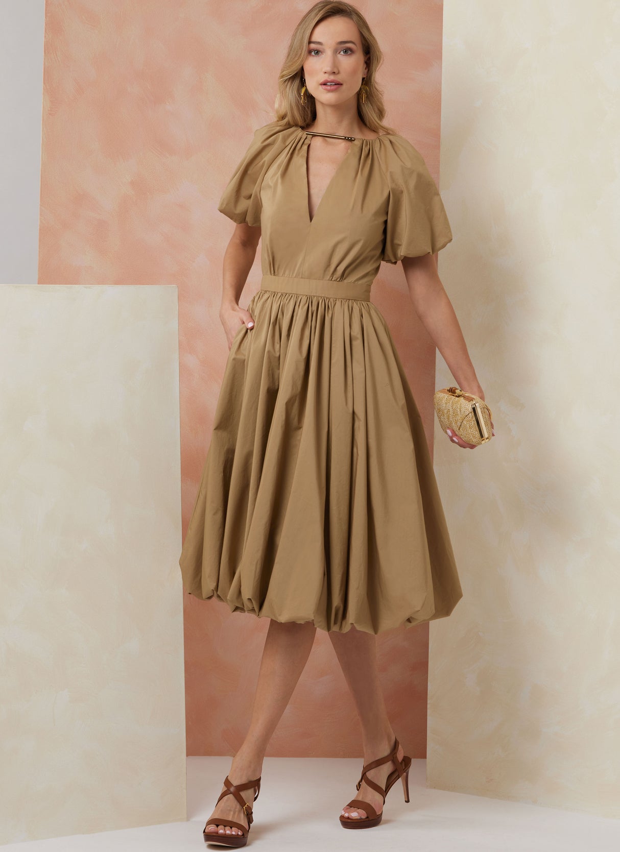 Patron Vogue n°2106 - Robe cintrée à ourlet bulle & dos nu