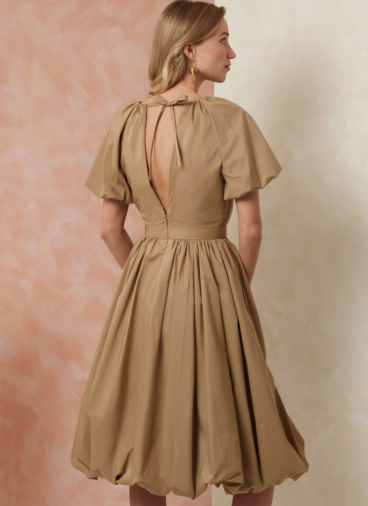 Patron Vogue n°2106 - Robe cintrée à ourlet bulle & dos nu