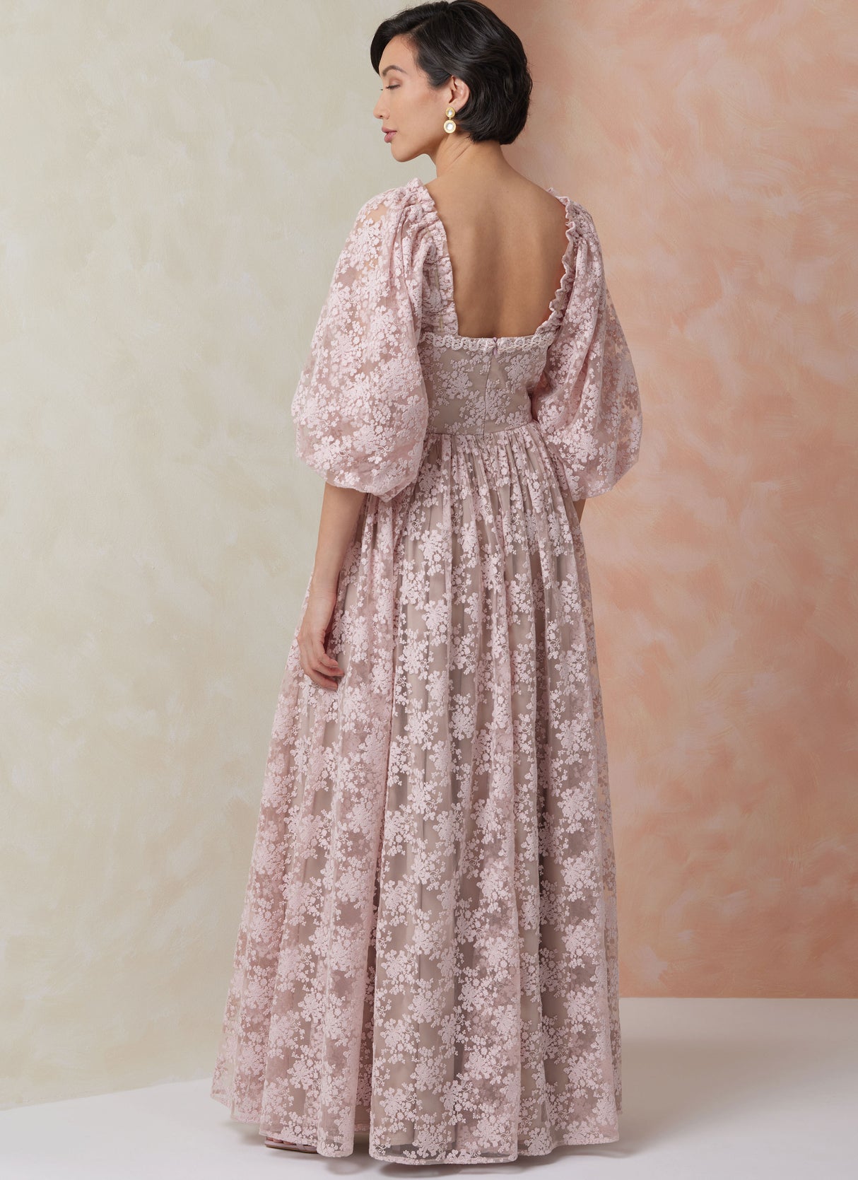 Patron Vogue n°2109 - Robe ajustée longue ou midi cœur & manches