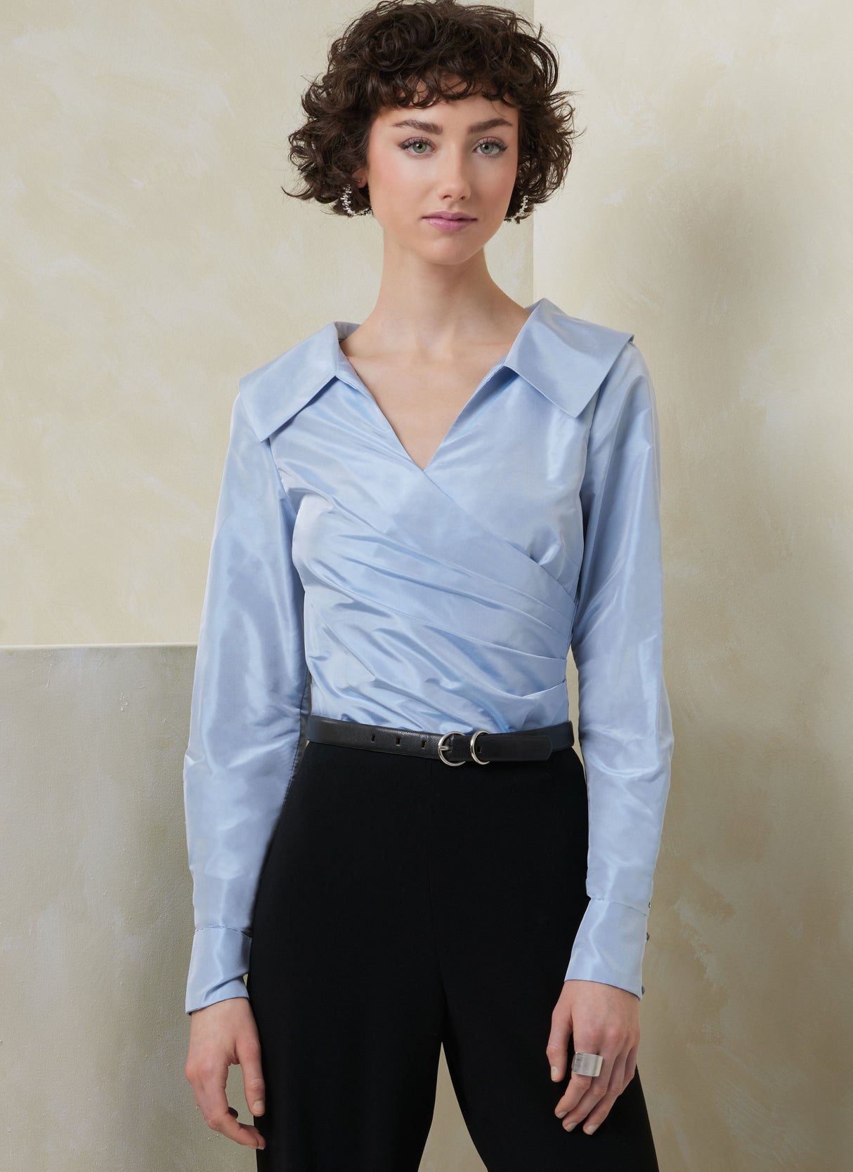 Patron Vogue n°2113 - Top ajusté col v & manches courtes ou longues