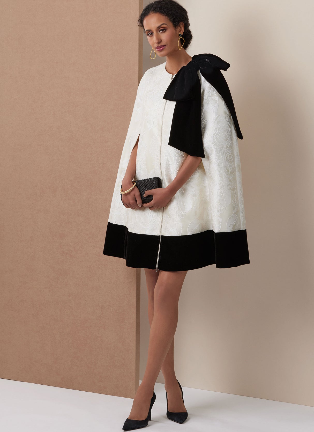 Patron Vogue n°2133 – Cape courte & robe cintrée avec nœud amovible