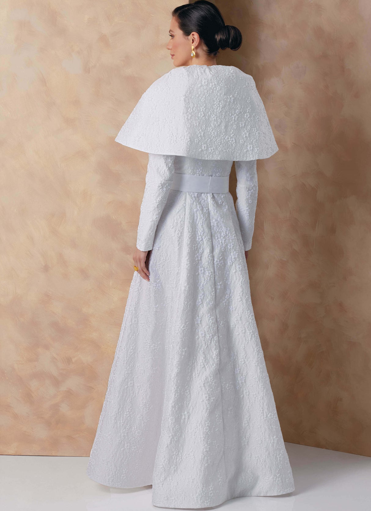 Patron Vogue n°2156 – Robe de soirée à col portrait et ceinture