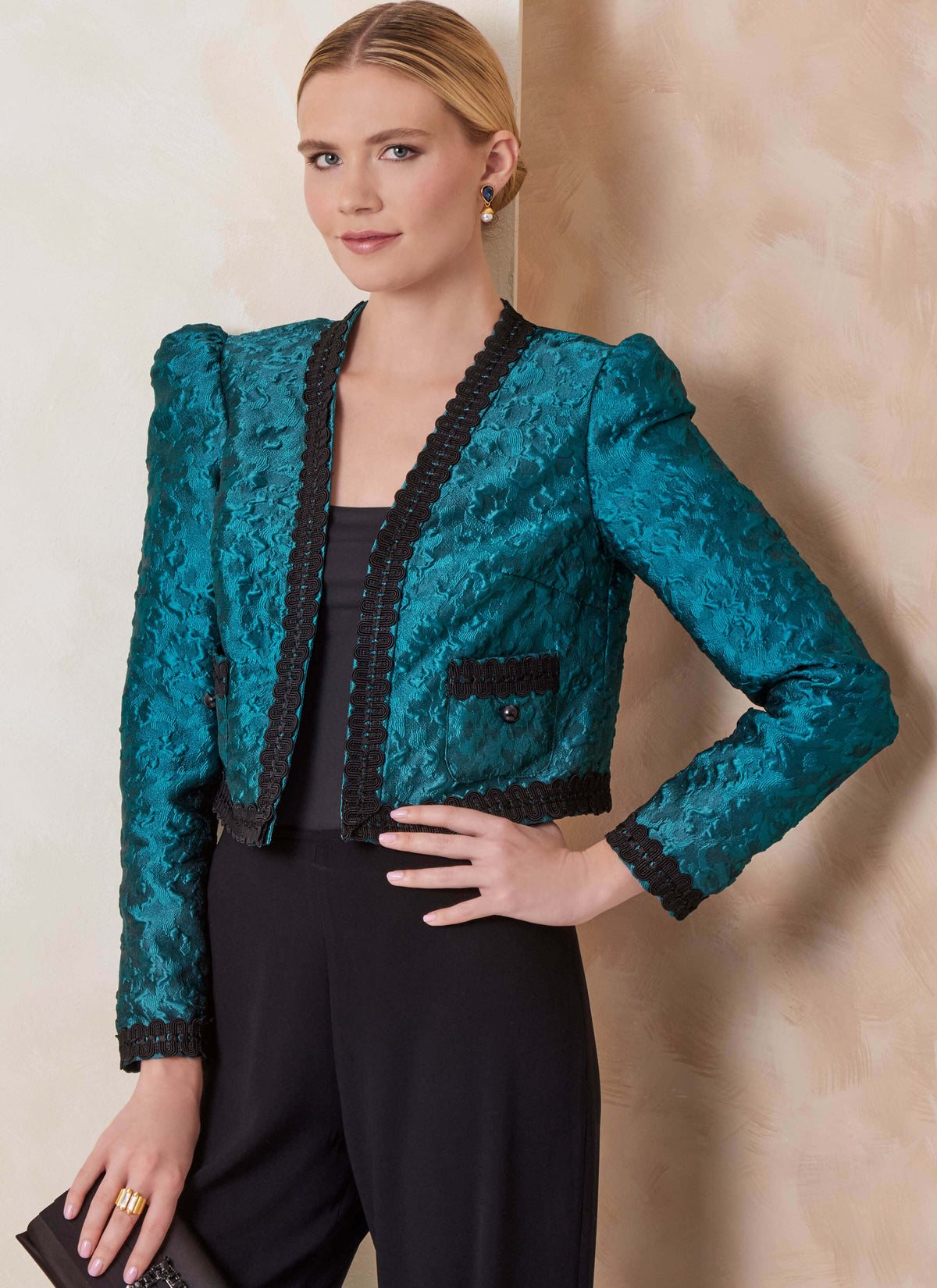Patron Vogue n°2160 – Veste courte doublée à bordure décorative