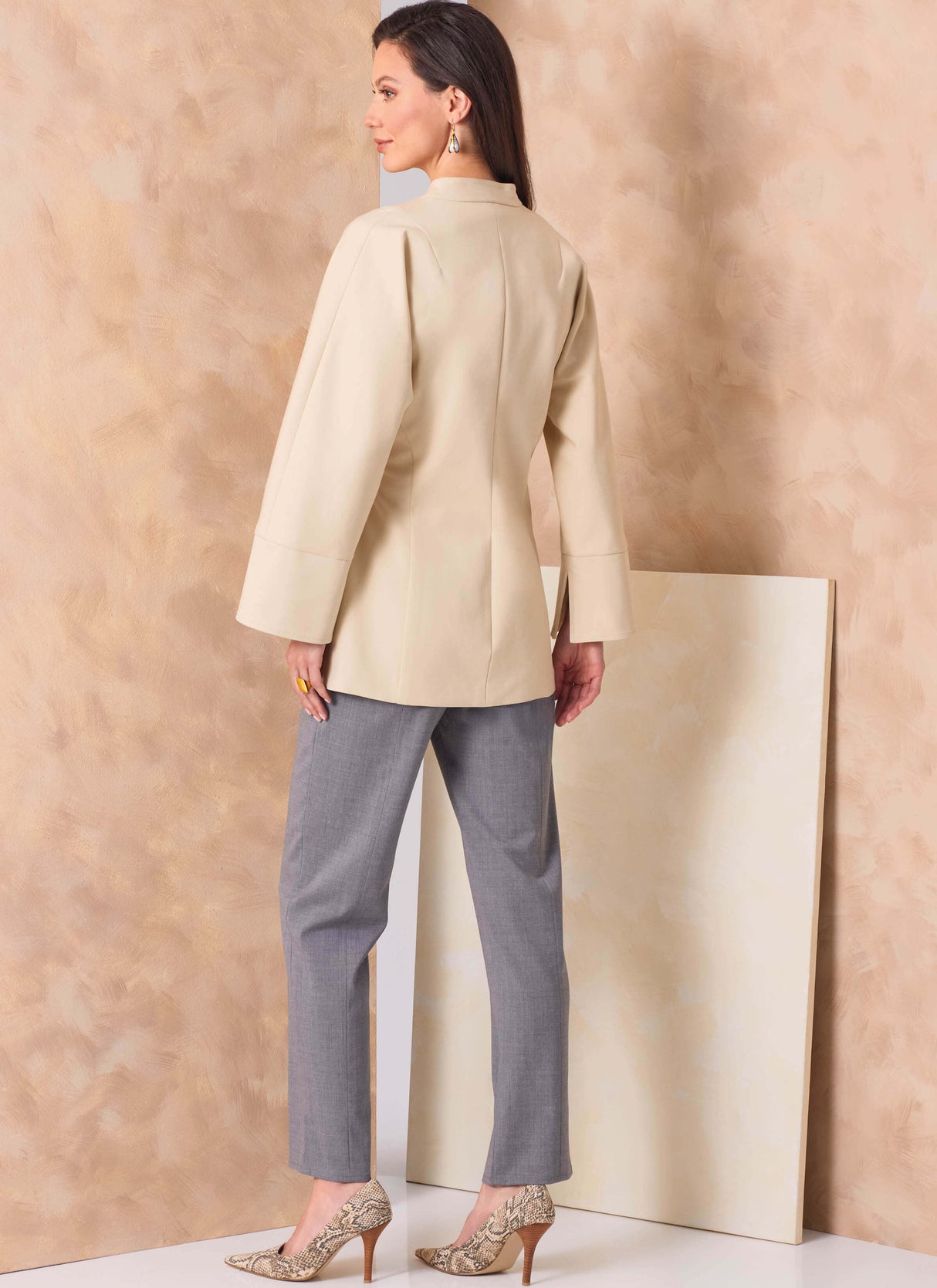 Patron Vogue n°2165 – Veste portefeuille, jupe midi et pantalon