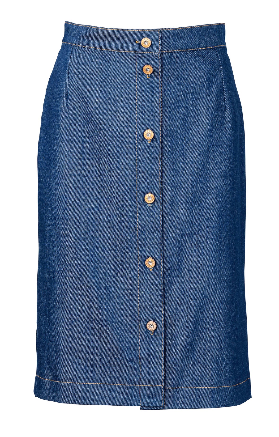 Jupe en jean bleu avec patte de boutons frontale et surpiqûres contrastées, longueur moyenne.