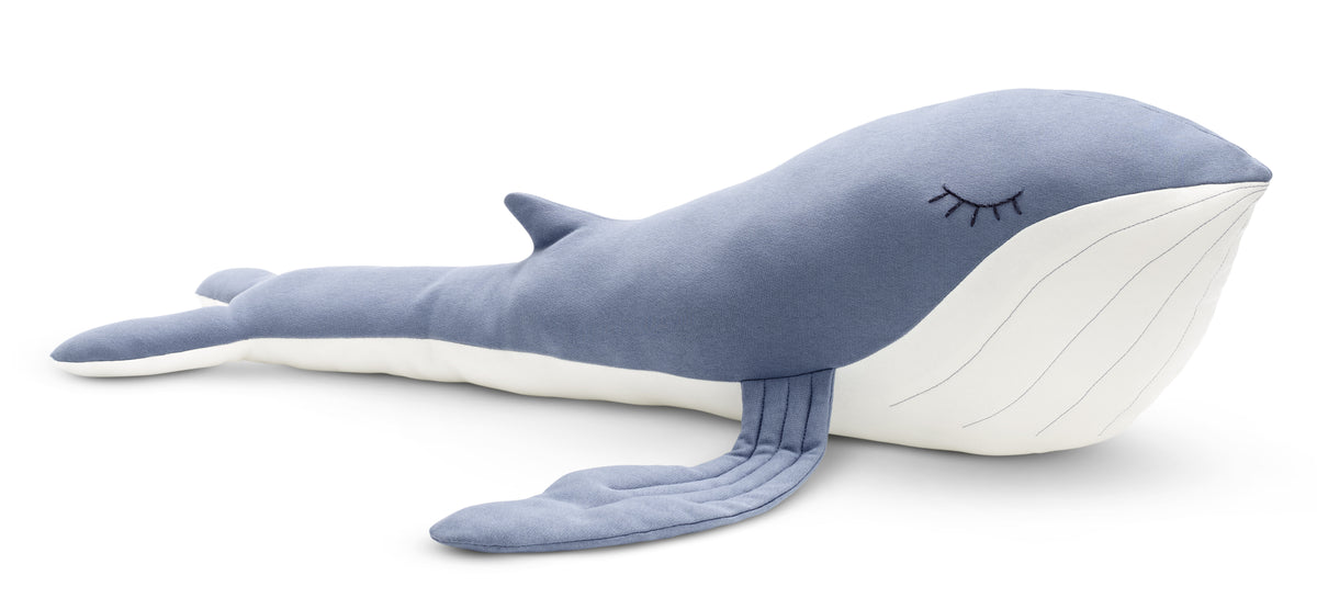 Oreiller décoratif forme de baleine bleue douce, corps allongé et face endormie, extrémité blanche.