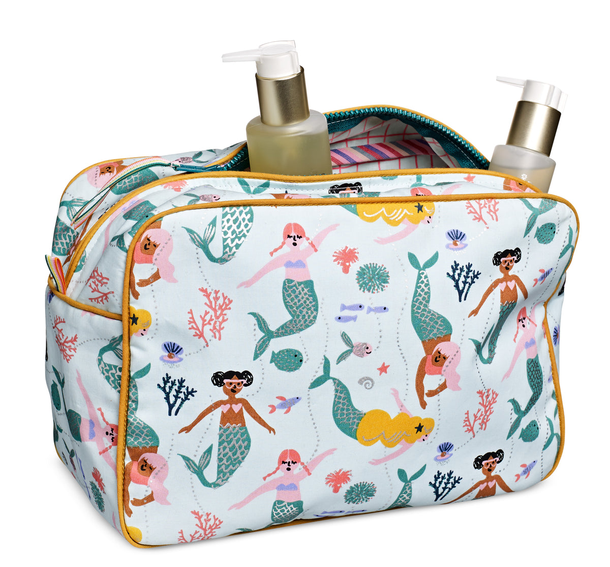 Sac cosmétique avec motif sirènes multicolores, zippé, contenant deux bouteilles à pompe à l’intérieur.