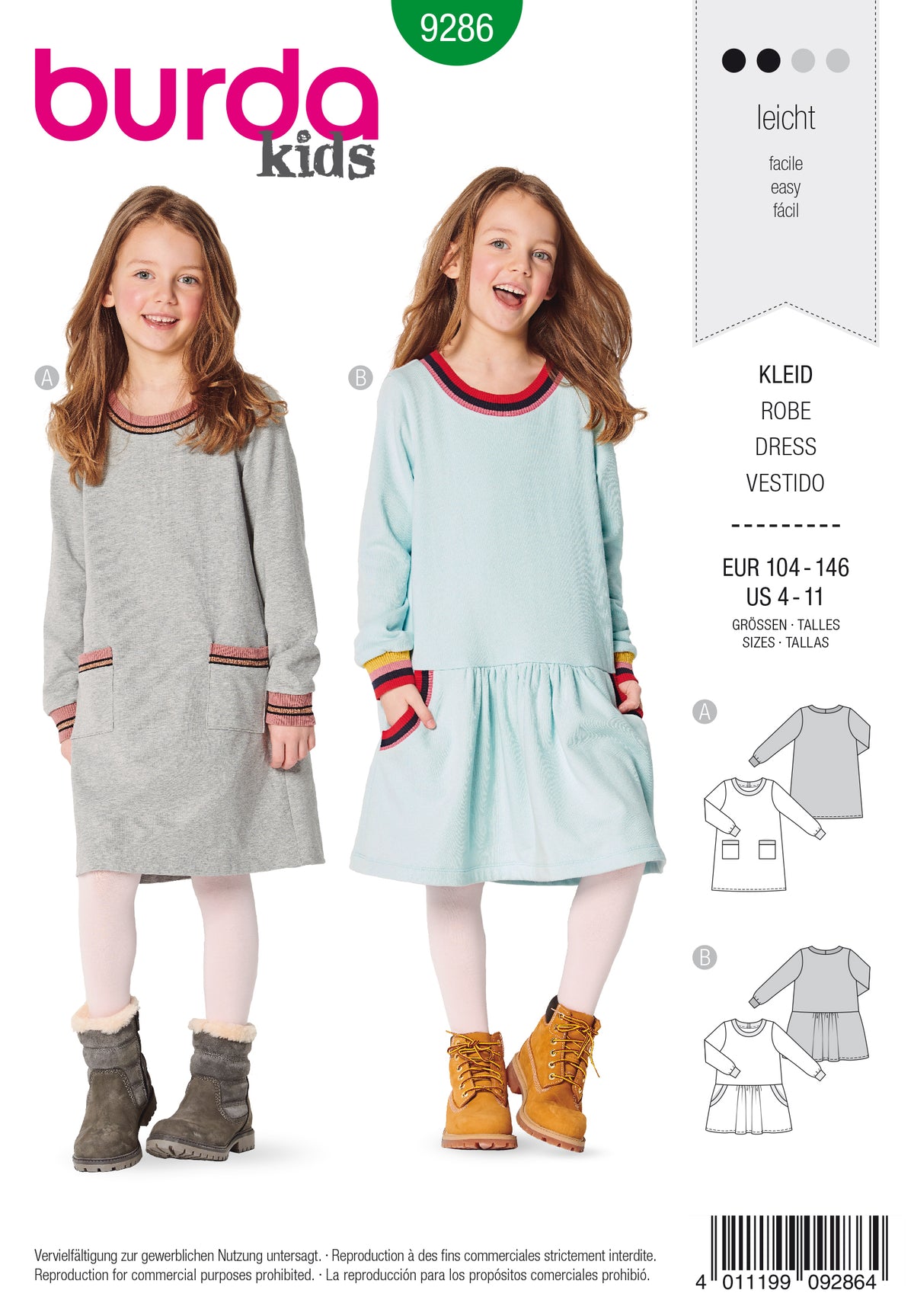 Deux jeunes filles portent des robes comfortables: l'une gris avec poches et bordures rose, l'autre bleu clair avec bordures et poches colorées; elles sourient, bottes boots beige et pieds en collants blancs.