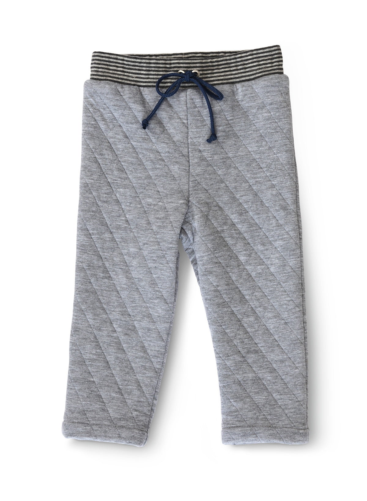 Pantalon gris matelassé pour enfant avec ceinture élastique rayée et lacet bleu, longueur trois-quarts.