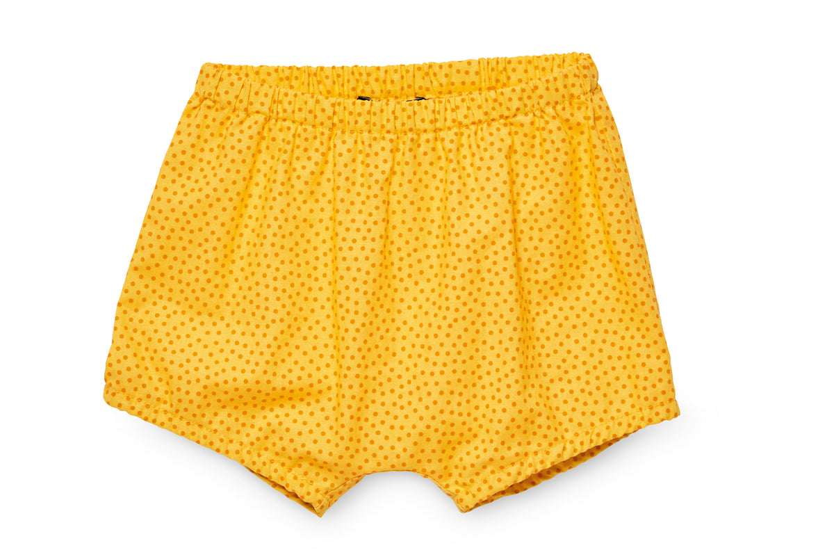 Shorts jaunes à pois pour enfant, taille élastiquée, devant simple et ample.