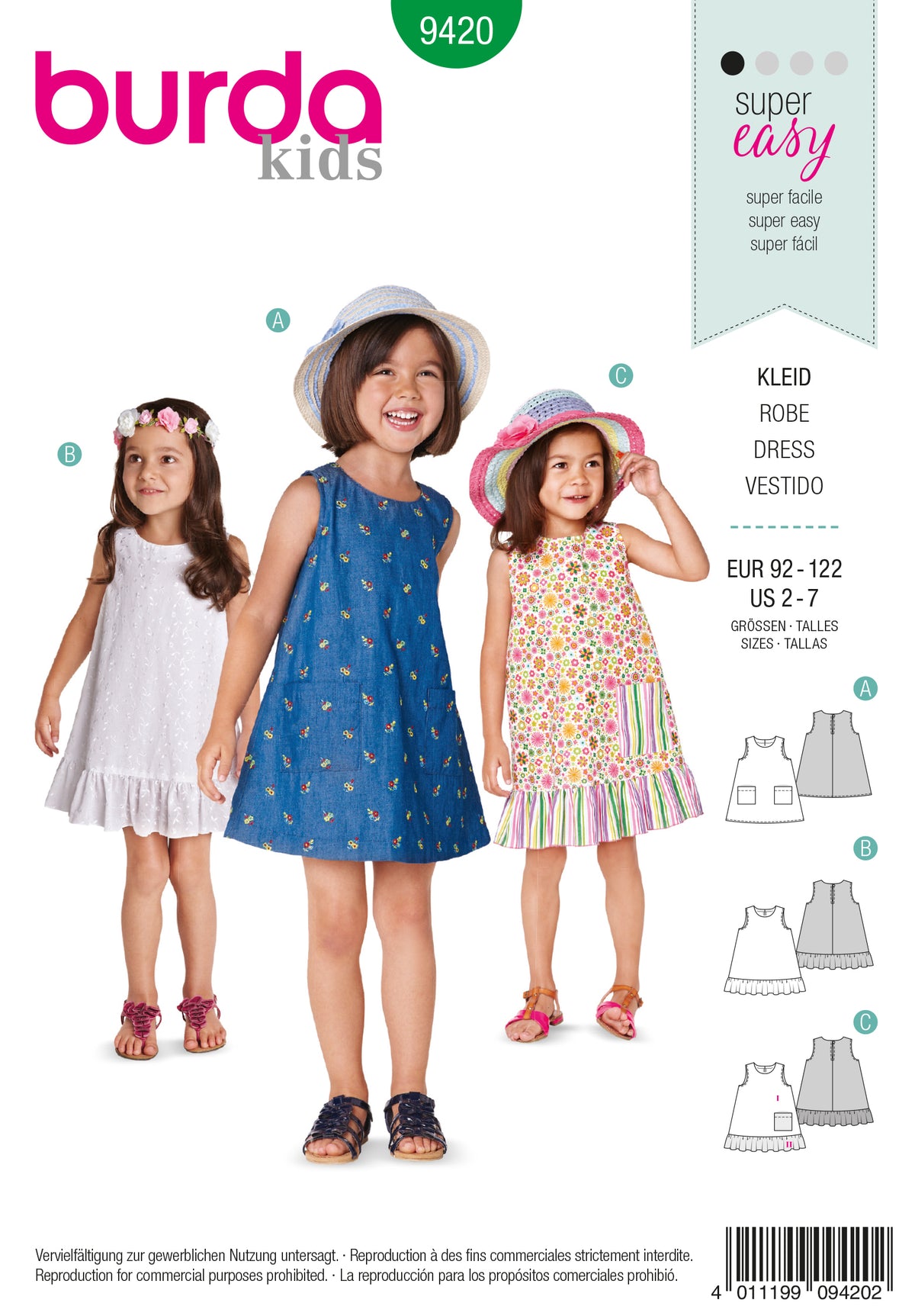 Trois petites filles portant des robes d’été Burda Kids, souriantes et coiffées, l’une en robe bleue, l’autre en robe