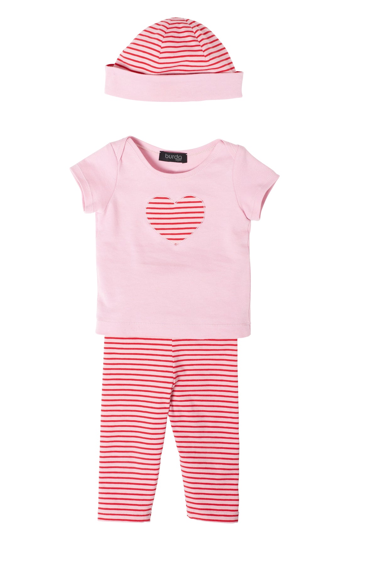 Ensemble bébé rose à rayures rouges: t-shirt rose avec cœur rayé, pantalon rayé et bonnet assorti.