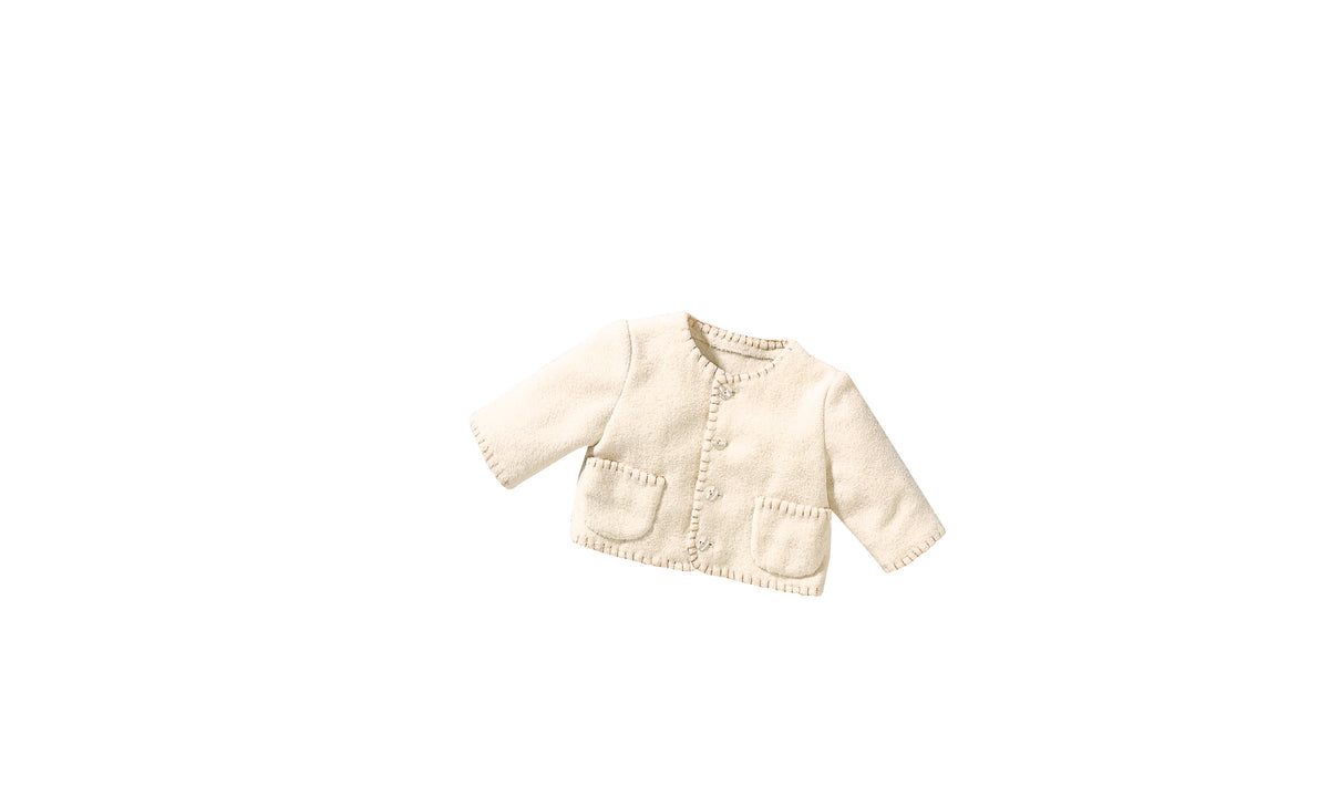 Veste en laine crème pour bébé avec boutons et poches sur l’avant.