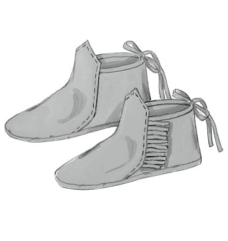Bottes maison en tissu avec lacets et franges, semblables à des chaussons d’intérieur.
