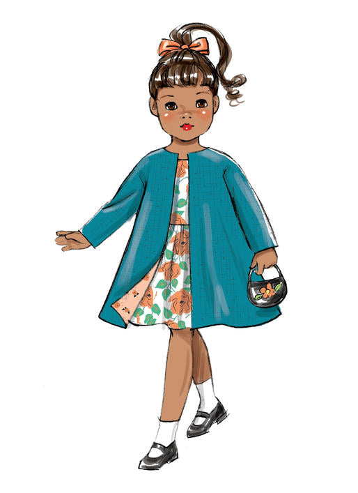 Jeune fille stylée portant un manteau bleu, robe fleurie et sacs à main, chaussures noires et chaussettes blanches.