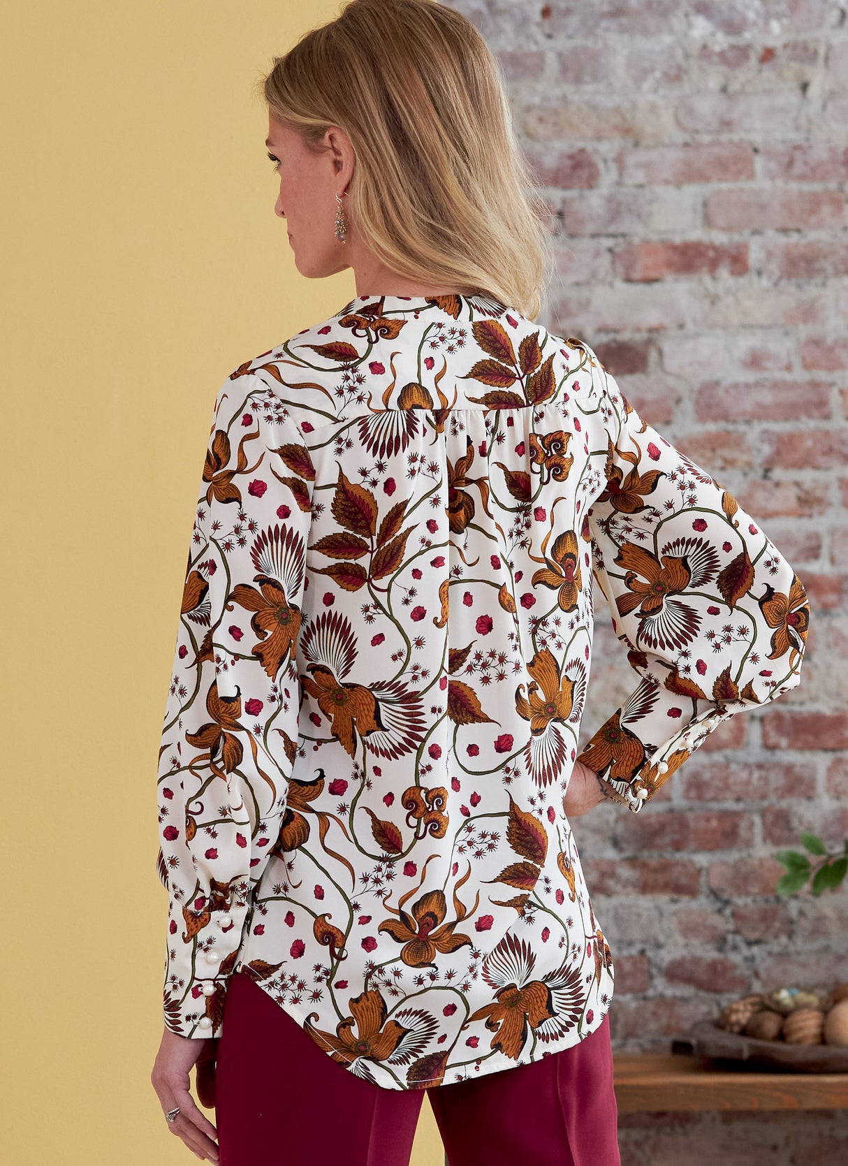 Patron Butterick n°6855 - Haut à encolure en V avec pli central