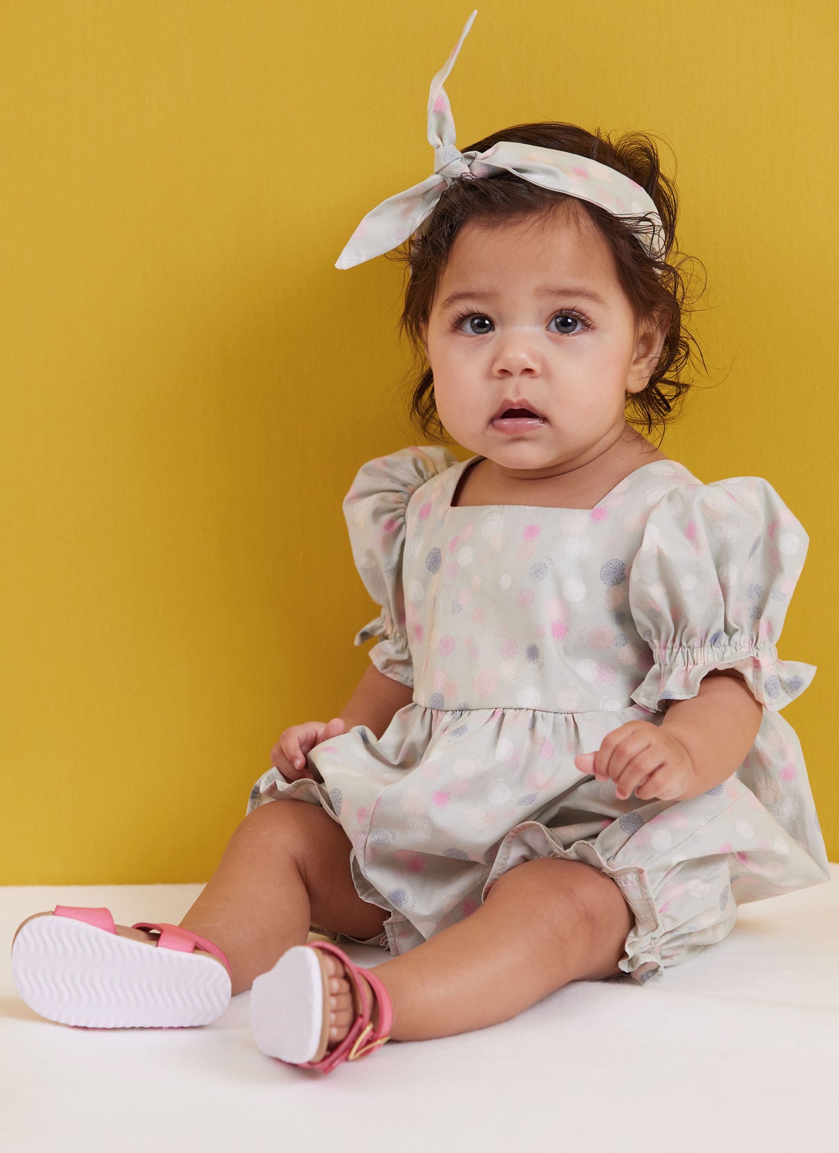 Patron Butterick n°6950 - Ensemble pour bébés : barboteuse, robe, bloomer et bandeau