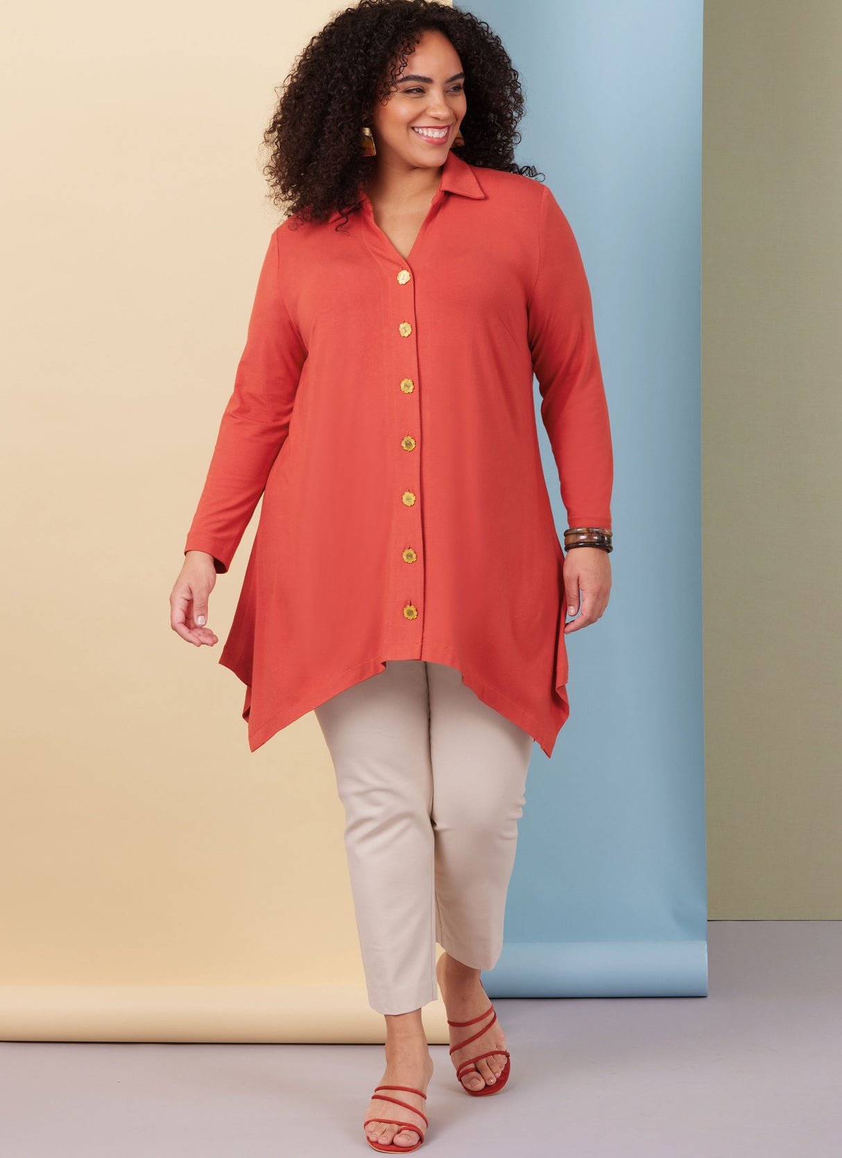 Patron Butterick n°6997 - Haut moulant en maille avec col et fermeture boutonnée