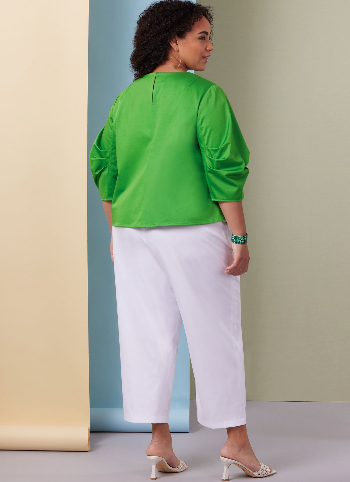 Patron Butterick n°7002 - Ensemble haut à manches bouffantes, jupe et pantalon fuselé