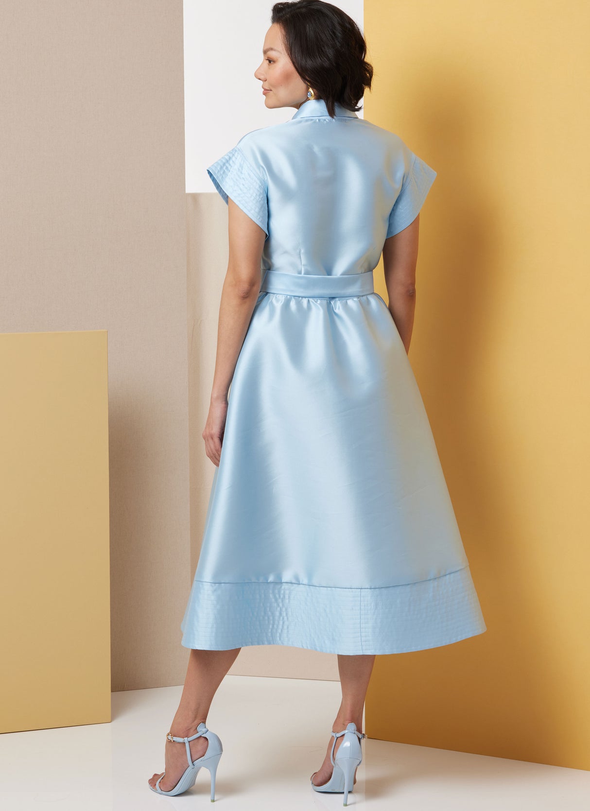 Patron Butterick n°7021 – Robe trapèze à col pointu et poches
