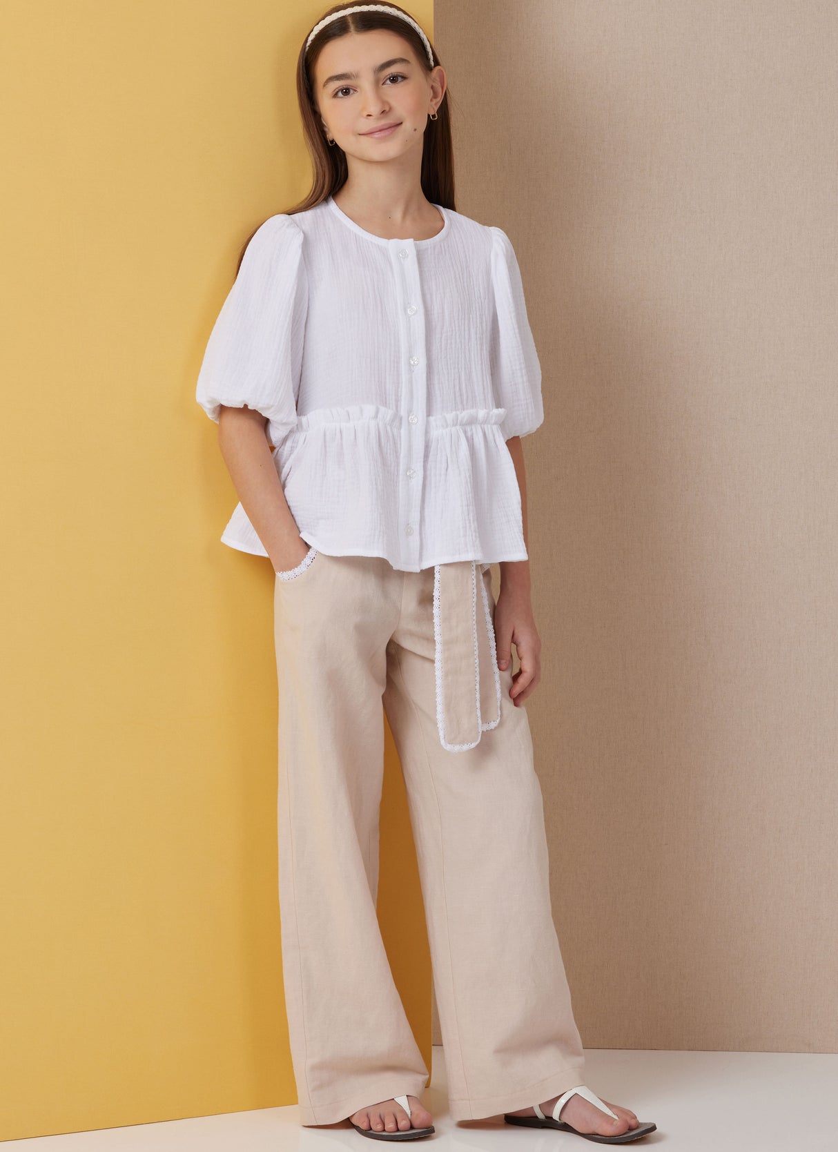 Patron Butterick n°7034 – Top boutonné, shorts et pantalon à sash pour enfants