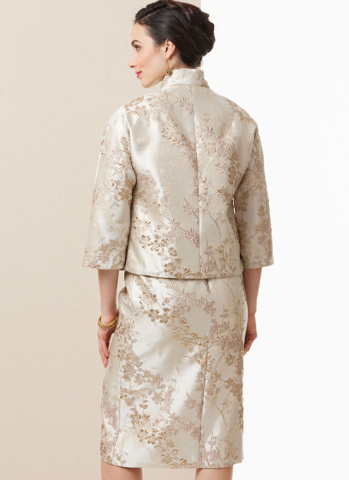 Patron Butterick n°7035 – Robe fourreau, veste et cape à volants