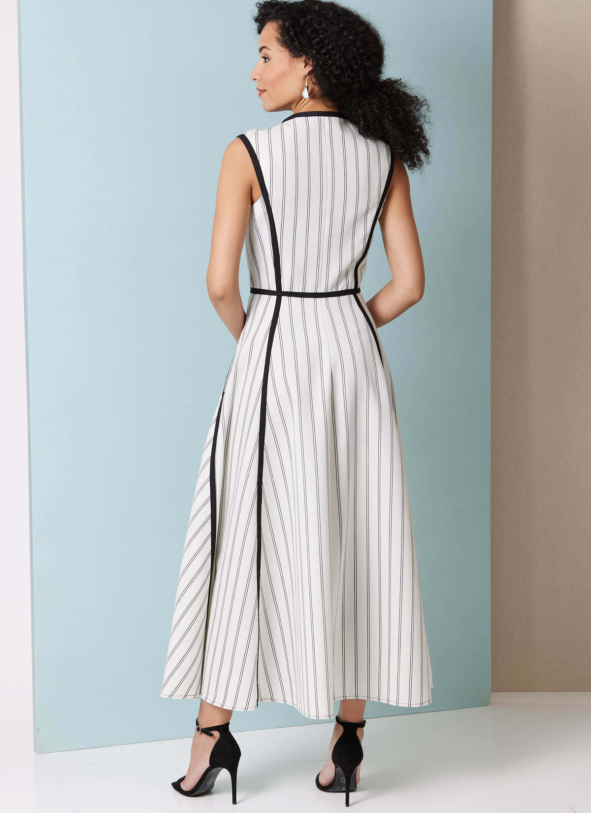 Patron Butterick n°7076 – Robe ajustée et évasée sans manches